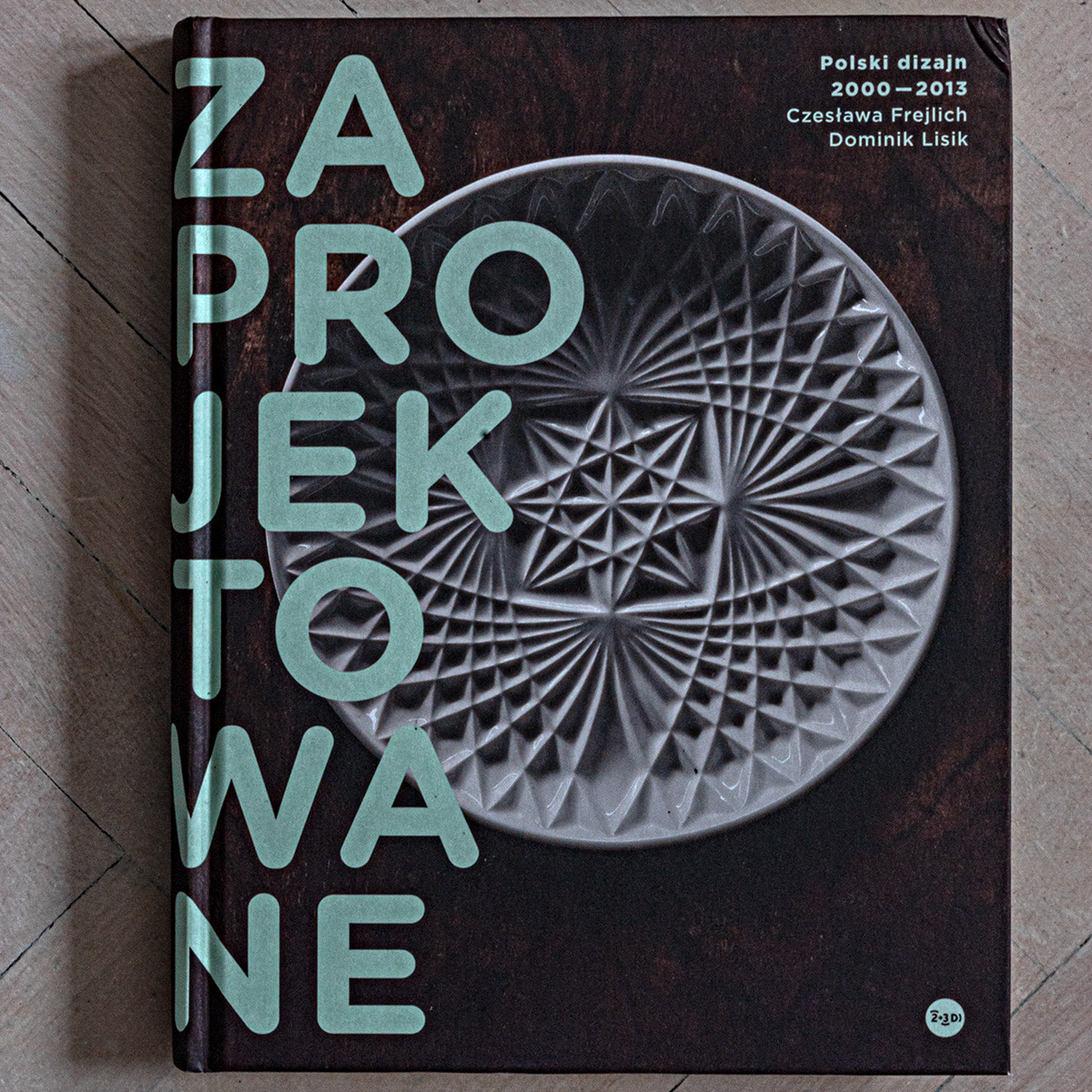 Lampa Darii Burlińskiej «Guma balonowa» w albumie o polskim dizajnie «Zaprojektowane», pod red. Czesławy Frejlich, Dominika Lisik, wyd. «2+3D / Instytut Adama Mickiewicza»