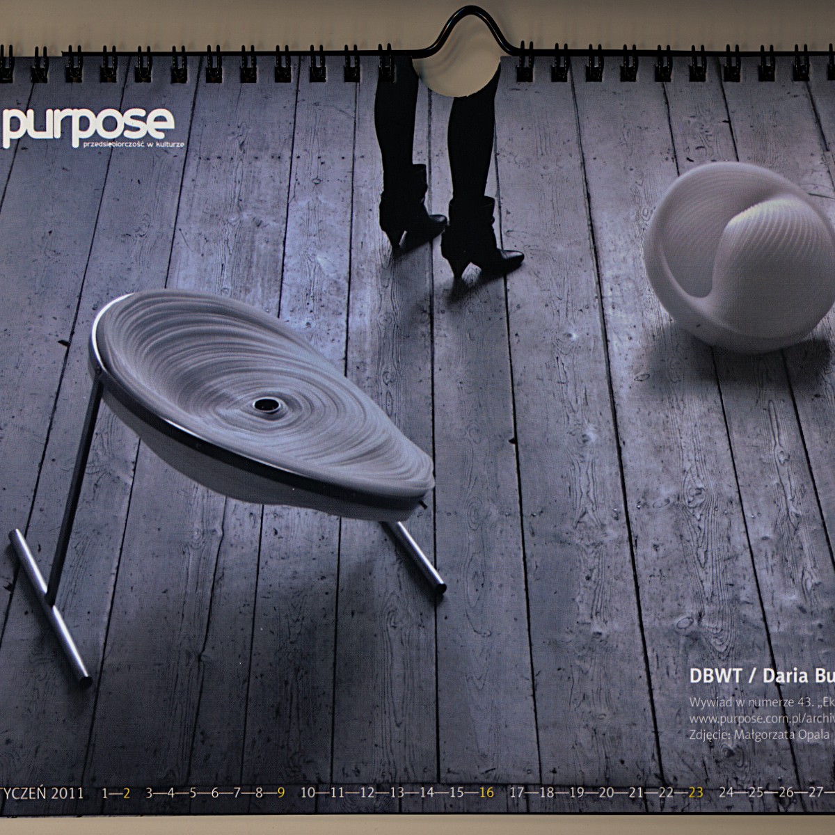 Fotel i lampa «Cebula» w okolicznościowym kalendarzu witryny/pisma «Purpose»